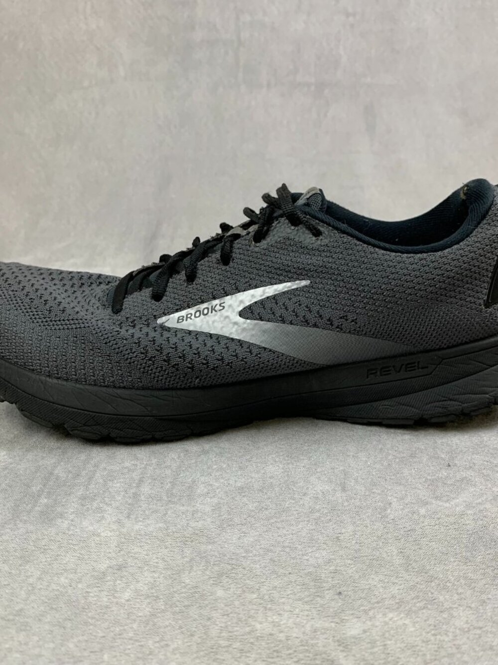 Brooks Mens Shoes Size 10 D Gray Black Revel 4.0 Athletic Running 1103471D040